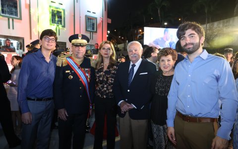 Juan Sebastián Cucalón, Martín Cucalón, Denisse de Cucalón, Hanz Peter, Elvira Knoph y Nicolás Cucalón.