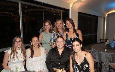 Karina de Amador, Susana de Borbor, Andrea Borbor, Diana Williams, Angélica Ramos, Pamela Borbor y Brigitte Bucaram.
