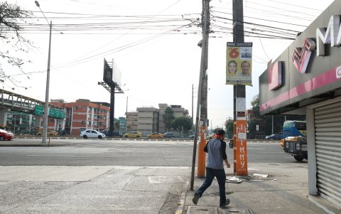 Hasta afiches de la exprefecta Susana Gonzáles se observan en la 25 de Julio