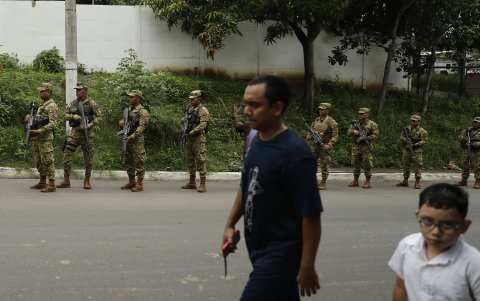 Militares patrullan como parte de un cerco de seguridad, hoy en Apopa