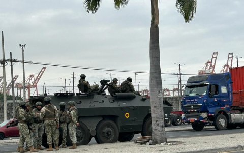 Hasta el puerto de Guayaquil llegaron militares por la paralización que han realizado los choferes de transporte pesado
