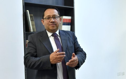 Trayectoria. En la Universidad Nacional de Loja obtuvo los títulos de ingeniero comercial y licenciado en Jurisprudencia. Tiene 14 años en la Contraloría.