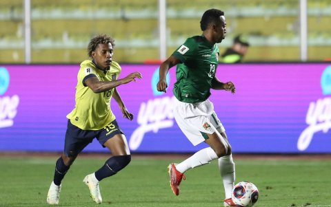 Jaime Arrascaita (d) de Bolivia disputa el balón con Joao Ortiz de Ecuador, en un partido de las Eliminatorias Sudamericanas para la Copa Mundial de Fútbol 2026 entre Bolivia y Ecuador en el estadio Hernando Siles en La Paz (Bolivia).