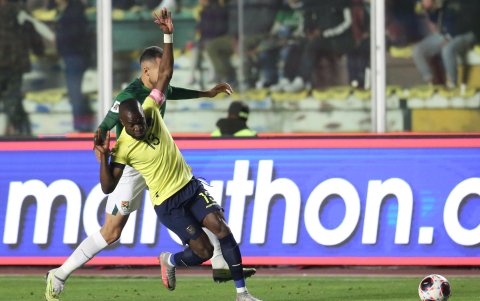 Luis Haquín (d) de Bolivia disputa el balón con Enner Valencia de Ecuador.