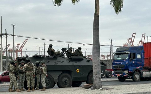 Avenida 25 de Julio. Cerca de la puerta principal del Puerto Marítimo de Guayaquil un grupo de militares y tráileres que participaron en la protesta contra la inseguridad