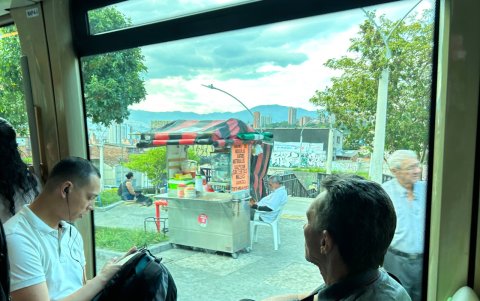 El sistema de Medellín opera con metro, tranvía, teleférico y buses. La misma empresa dirige el modelo de gestión del Metro de Quito, que iniciará sus operaciones comerciales desde diciembre.