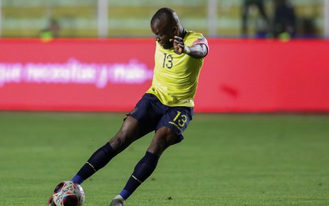 Enner Valencia de Ecuador patea el balón hoy, en un partido de las Eliminatorias Sudamericanas para la Copa Mundial de Fútbol 2026 entre Bolivia y Ecuador en el estadio Hernando Siles en La Paz (Bolivia).