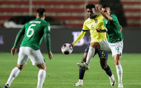 Moisés Villarroel (d) de Bolivia disputa el balón con José Cifuentes (c) de Ecuador.