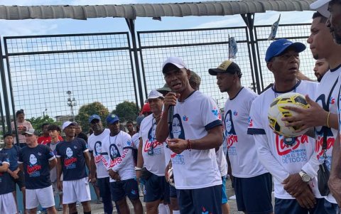 Iván Hurtado y otros exfutbolístas participaron de la campaña electoral de Luisa González.