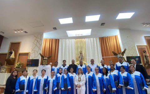 Con el escapulario de la Virgen del Carmen.