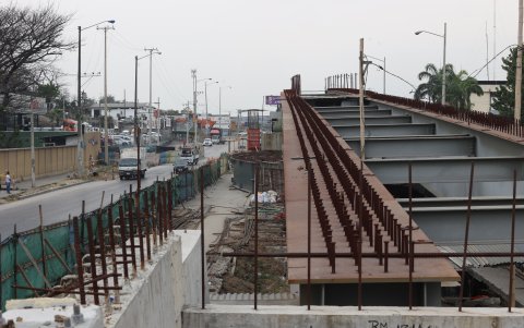 Se continúan realizando operaciones en la obra de la Juan Tanca Marengo.