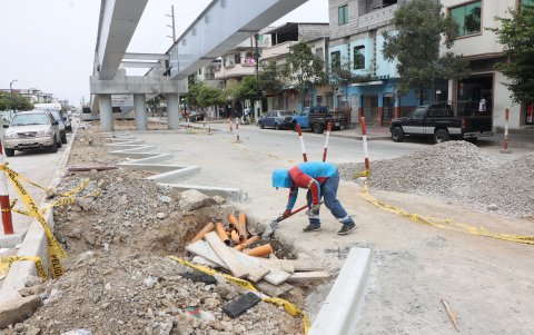 Sur. El puente de la 25 de Julio fue rediseñado en sus jardineras para la colocación de parqueaderos. En enero del próximo año será inaugurado.