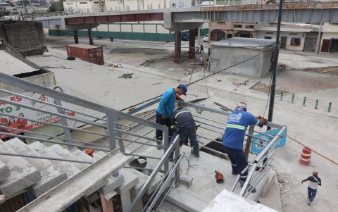 Perimetral. Tanto en el puente vehicular como en el peatonal están colocando las barandas y pasamanos.