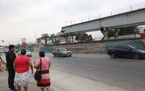 La falta de conclusión del puente en la Tanca Marengo genera que la ciudadanía demore el tomar el transporte o caminar más por los tramos cerrados.