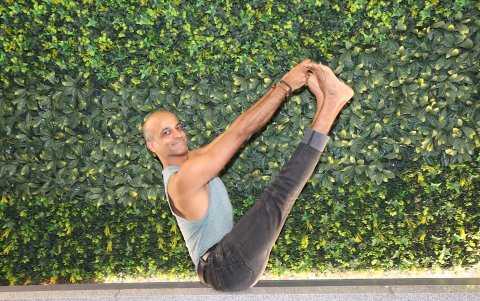 Hay varios tipos de yoga en la actualidad, pero él prefiere el movimiento.