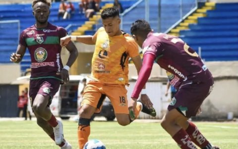 Milton Bolaños (c) también habría incurrido en el caso de las apuestas deportivas.