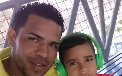 Recuerdos. Kendry usando audífonos de pequeño, junto a Ray, tras un entrenamiento.