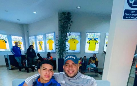 Relación. A Ray Páez (d) y su hijo Kendry, toda la vida los ha unido el fútbol, pero no soñaron que a los 16 él ya iba a estar en la selección ecuatoriana de mayores.