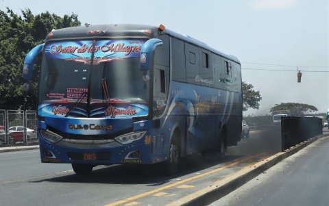 Esmog. Buses intercantonales, como este que va y viene de Milagro, emanan nubes de humo permanentemente.