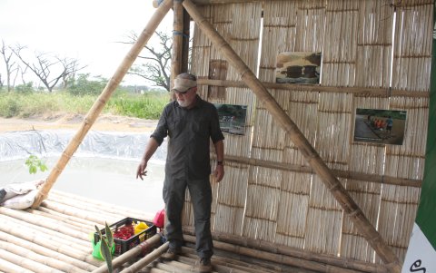 El arquitecto Olmedo muestra el huerto que se podría  construir en cada una de las viviendas.