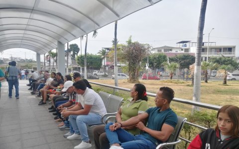 El Registro Civil, que emitió más de 17,000 cédulas el sábado, está brindando servicios para obtener o renovar cédulas antes de la votación.