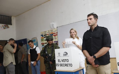 La esposa del candidato presidencial Daniel Noboa, Lavinia Valbonesi, votó bajo un fuerte dispositivo de seguridad en Guayaquil, utilizando un chaleco antibalas, y el candidato se retiró sin hacer declaraciones tras el sufragio.