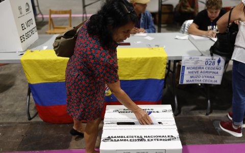 Los migrantes ecuatorianos en España expresaron su satisfacción por la transparencia y la oportunidad de participar en la consolidación de la democracia, aunque algunos destacaron la necesidad de mejorar los servicios consulares.
