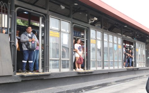 Ciudanos esperan la Metrovía para poder ir a votar.