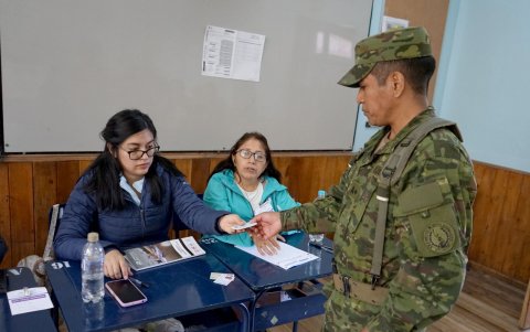 Votación en el Colegio Benalcázar, de Quito.