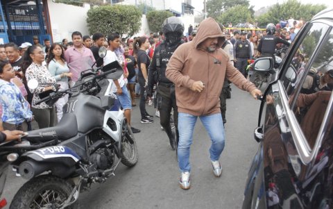 El exalcalde de Durán llegó encapuchado hasta su lugar de votación.