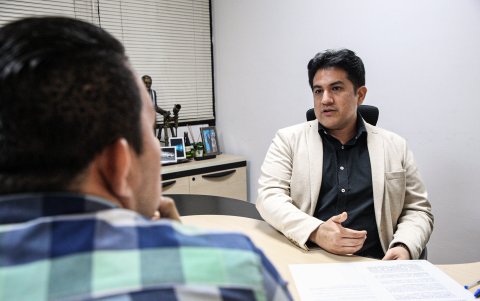 Funcionario. Saltos durante la entrevista con EXPRESO.