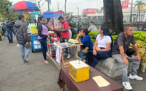 Los emplastificadores esperaban en la parte de afuera