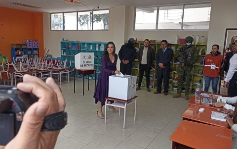 La candidata a vicepresidenta Verónica Abad votó en su natal Cuenca.
