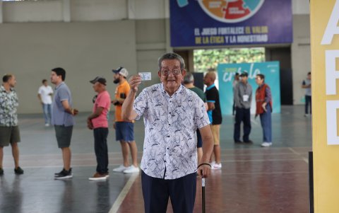 Cumplimiento. Orlando Molina Jara, tras cumplir con la votación, muestra el documento que le acredita haber participado en la segunda vuelta electoral.