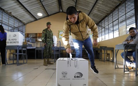 Un ciudadano sufraga durante las últimas elecciones presidenciales en Ecuador.
