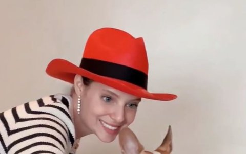 Carla Bucaram junto a su perro Grooth B.