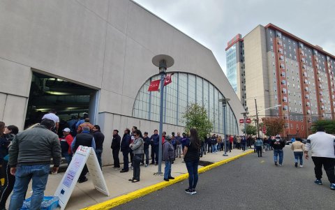 Nueva Jersey, EE. UU. Una imagen similar se observó en uno de los recintos electorales de Newark, en Nueva Jersey, que registra más de 30.000 compatriotas empadronados.