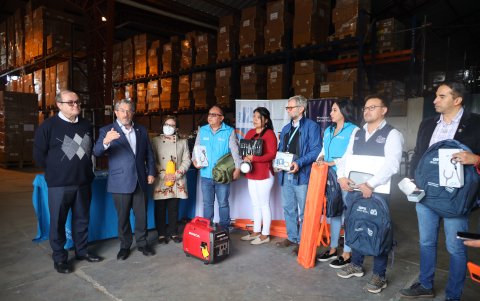 Autoridades del Ministerio de Salud y de la Organización Panamericana de la Salud en la entrega de equipos y kits médicos.