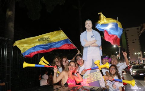 Simpatizantes del candidato a la presidencia Daniel Noboa, celebran el triunfo de su candidato durante las elecciones presidenciales 2023 hoy en Guayaquil (Ecuador). El joven empresario Daniel Noboa se proclamó este domingo como el ganador de las elecciones presidenciales extraordinarias de Ecuador al imponerse en la segunda vuelta a Luisa González, la candidata presidencial del correísmo para esta contienda.