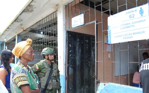 Resguardo: En los recintos electorales hubo un fuerte resguardo militar par aevitar que existan atentados.