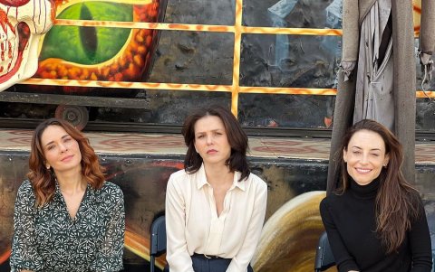 Irene (centro) junto a sus compañeras de Pacto de silencio