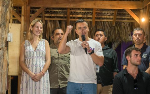 El candidato Daniel Noboa, habla con la prensa, tras ganar las elecciones presidenciales 2023 hoy, en Olon provincia de Santa Elena (Ecuador).
