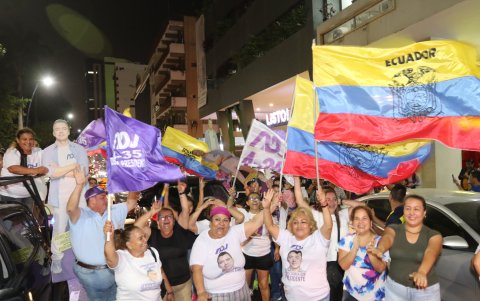 Los simpatizantes de Noboa, en Guayaquil, se agolparon cerca del Malecón 2000.
