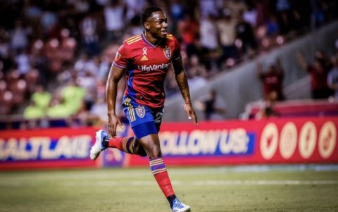 Anderson Julio ingresó en el complemento y asistió en los playoff de la MLS.