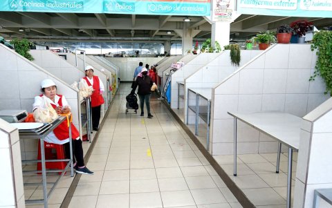 Los pasillos del mercado Calderón lucen vacíos y los comerciantes están preocupados.