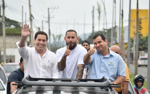 Chito, en febrero, con su hermano (i), candidato a alcalde de Chone por RC.