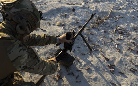 Un militar ucraniano del batallón Donbas participa en un entrenamiento militar cerca de la línea del frente en Donetsk