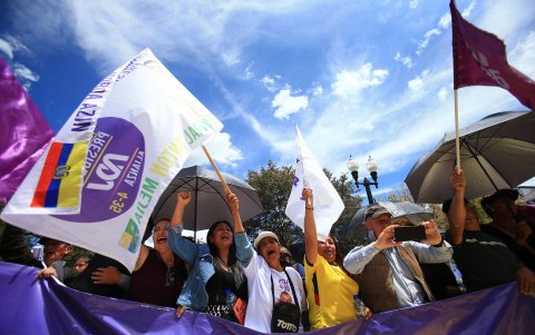 Simpatizantes del presidente electo Daniel Noboa se congregan hoy para celebrar frente al Palacio de Gobierno mientras este se reúne con el mandatario saliente Guillermo Lasso.