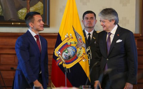El mandatario del país, Guillermo Lasso (d), recibe al presidente electo, Daniel Noboa, en el Palacio de Gobierno.