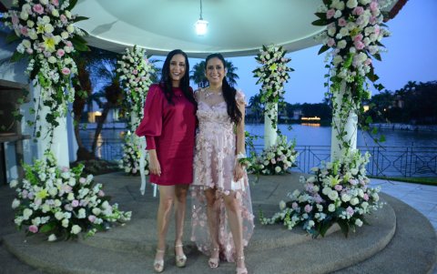 Paulina acompañada de su hermana gemela, Paola.